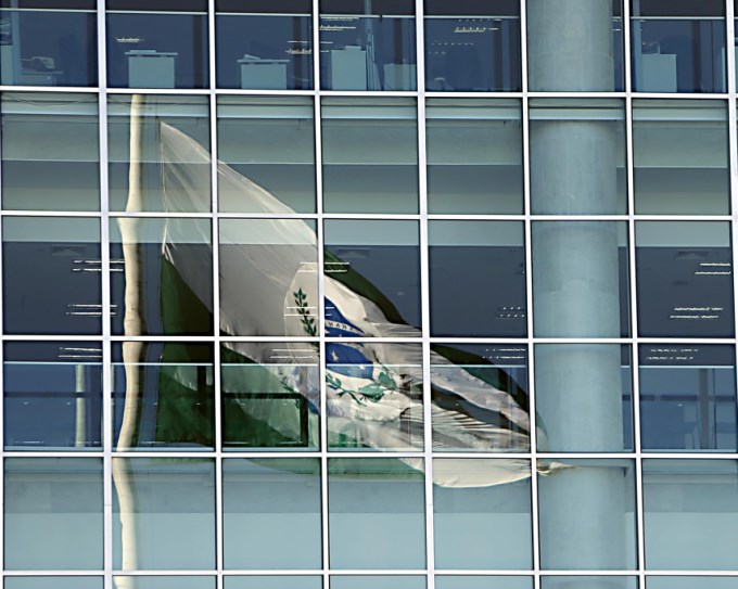Bandeia do Paraná refletida na fachada do Palácio Iguaçu, sede do Governo do Estado. Foto: Albari Rosa/Jornal Gazeta do Povo