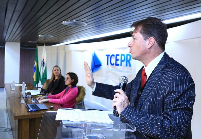 O procurador de Justiça Fábio André Guaragni participa de debate sobre a Lei Anticorrupção (Lei nº 12.846/13), durante a Semana Jurídica do TCE-PR. Foto: Wagner Araújo/Divulgação TCE-PR