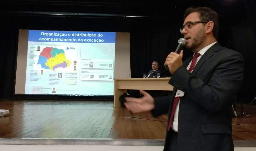 Em painel,o diretor Marcelo Lopes apresenta o trabalho desenvolvido pela Coex. Foto: Divulgação/TCE-PR