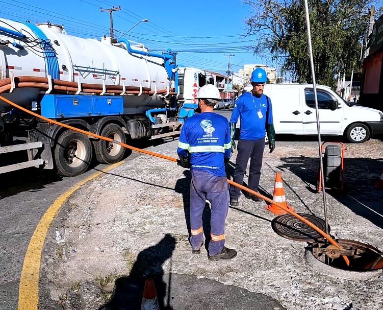 Uso de veíuculo da frota da Sanepar para trabalho de desentupimento de rede de esgoto. Foto: Sanepar/Divulgação