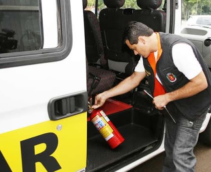 Vistoria em veículo utilizado no transporte escolar. Foto: Divulgação