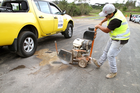 Funcionário da empresa Dalcon Engenharia, contratada pelo TCE-PR, retira amostra de asfalto da Rua Marechal Hermes, em São José dos Pinhais, para análise em laboratório. Foto: Wagner Araújo/Divulgação TCE-PR