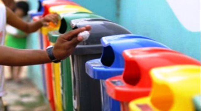 Lixeiras de cores diferentes, para a coleta seletiva de materiais como plástico, papel e vidro, que serão destinados à reciclagem. Foto: Divulgação