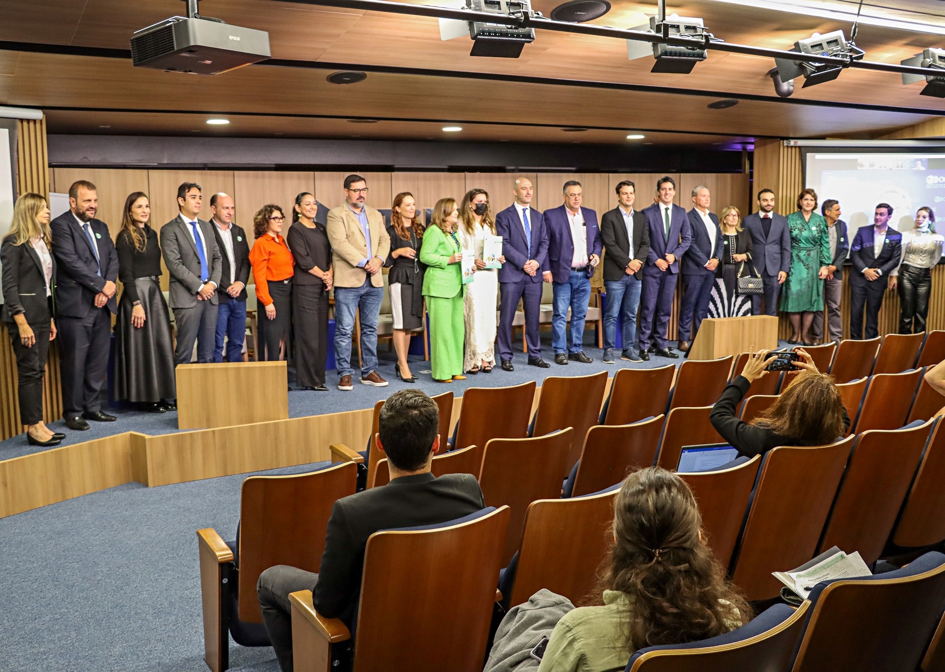 As equipes do Governo do Paraná e da representação da Organização para a Cooperação e o Desenvolvimento Econômico (OCDE), na abertura da reunião técnica, realizada na sede do TCE-PR, em Curitiba. Foto: Fabiano Contador/TCE-PR