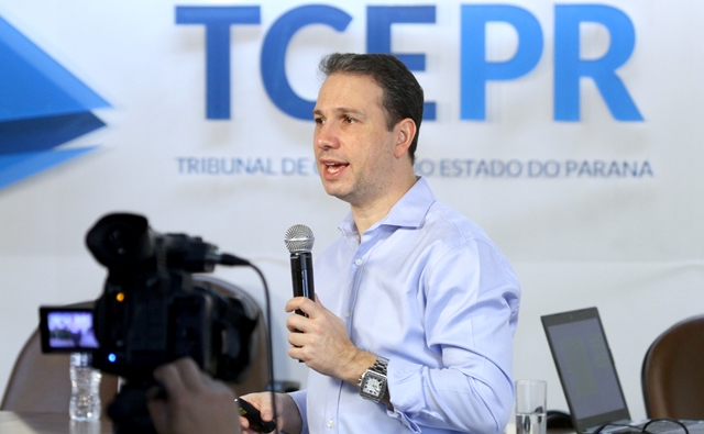 O professor Emerson Gabardo ministra curso sobre a nova Lei de Proteção ao Usuário de Serviços Públicos. Foto: Wagner Araújo/Divulgação TCE-PR