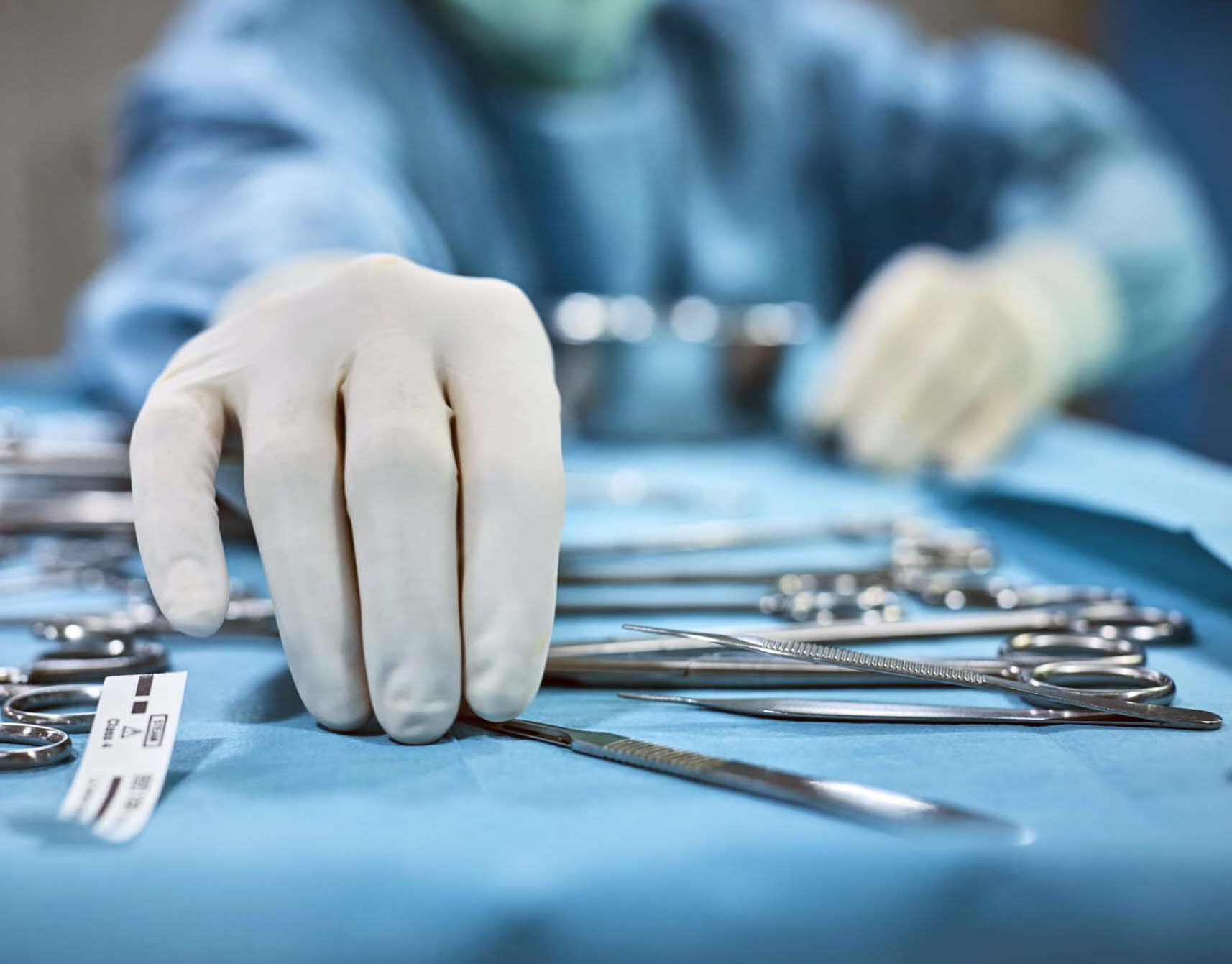 Trabalho de instrumentação para cirurgia realizada no Hospital Universitário da UEL, em Londrina. Foto: Agência UEL de Notícias/Divulgação