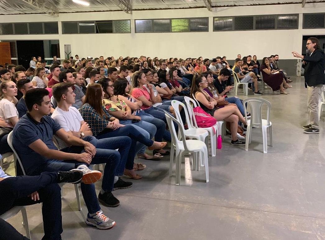 Programa É da Sua Conta: o analista de controle Eduardo Schnorr ministra palestra a alunos dos cursos de Administração e Ciências Contábeis do Centro de Ensino Superior de Realeza (Cesreal). Foto: Divulgação/TCE-PR