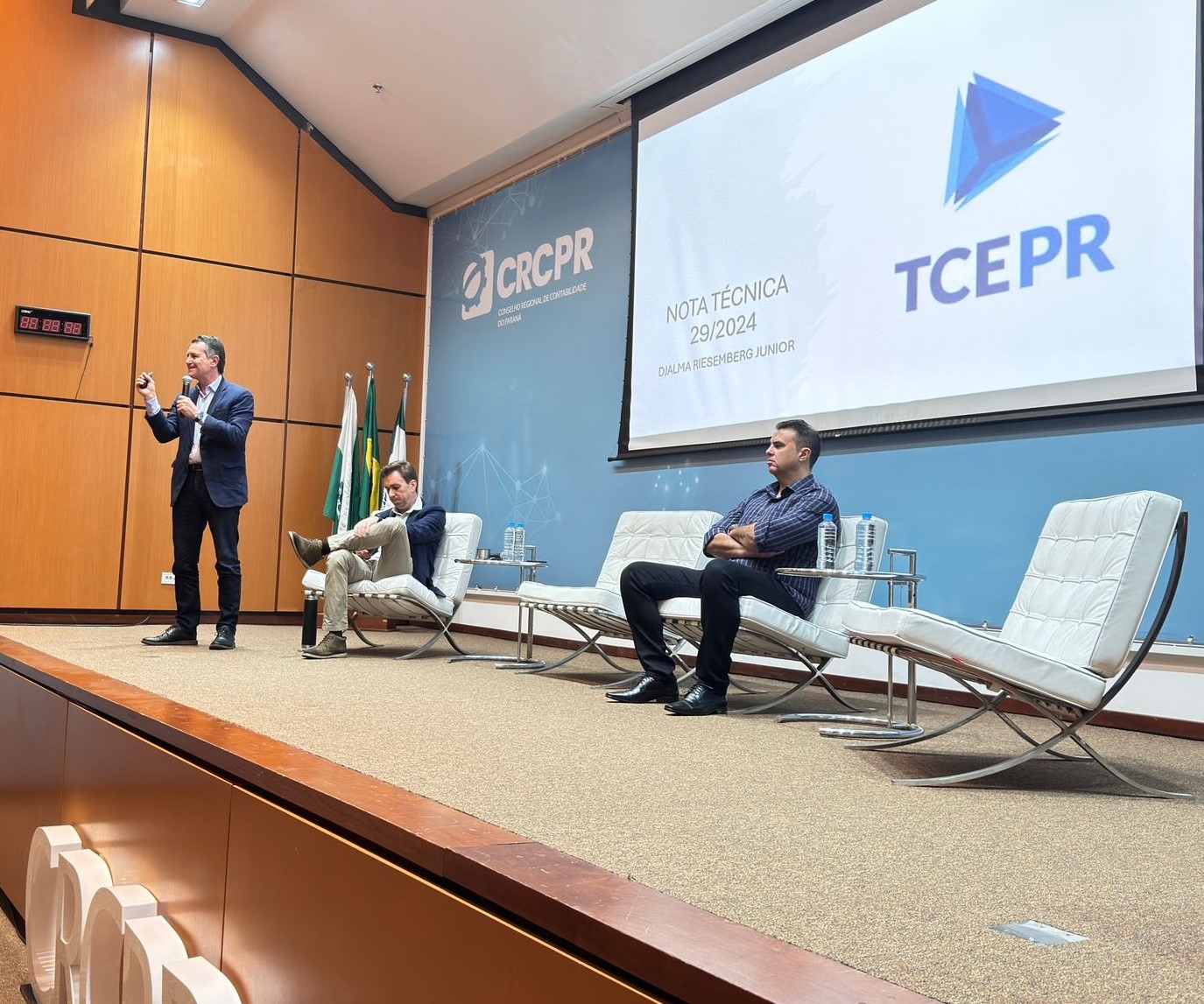 O coordenador-geral de Fiscalização do TCE-PR, Djalma Riesemberg Junior, palestra no evento "Prestação de Contas Anual dos Prefeitos (PCA) - Nota Técnica nº 29/2024: Consistência de Dados do ProGov", realizado no auditório do CRC-PR em Curitiba, no dia 12 de setembro.