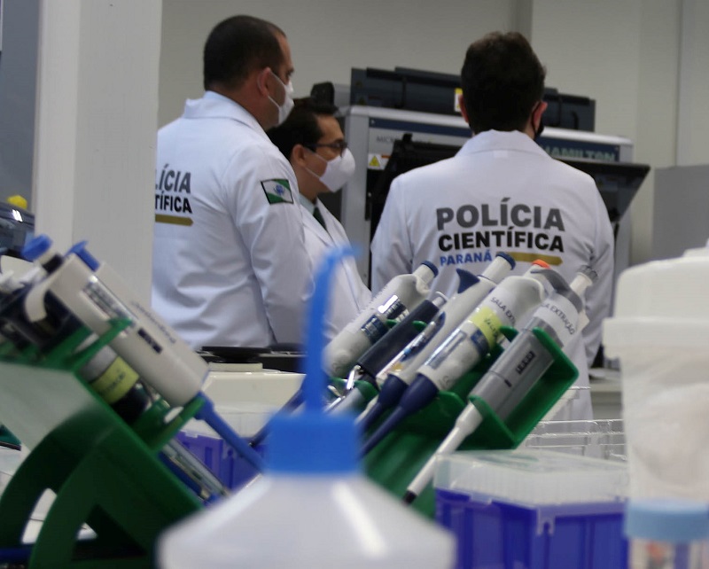 Trabalho de perícia da Polícia Científica do Paraná, vinculada à Secretaria de Estado da Segurança Pública (Sesp-PR). Foto: Agência Estadual de Notícias.