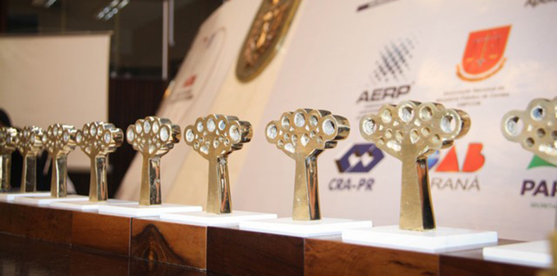 Os troféus da edição 2015 do Prêmio Gestor Público Paraná, entregues em solenidade na Assembleia Legislativa. Foto: Divulgação/Assembleia Legislativa