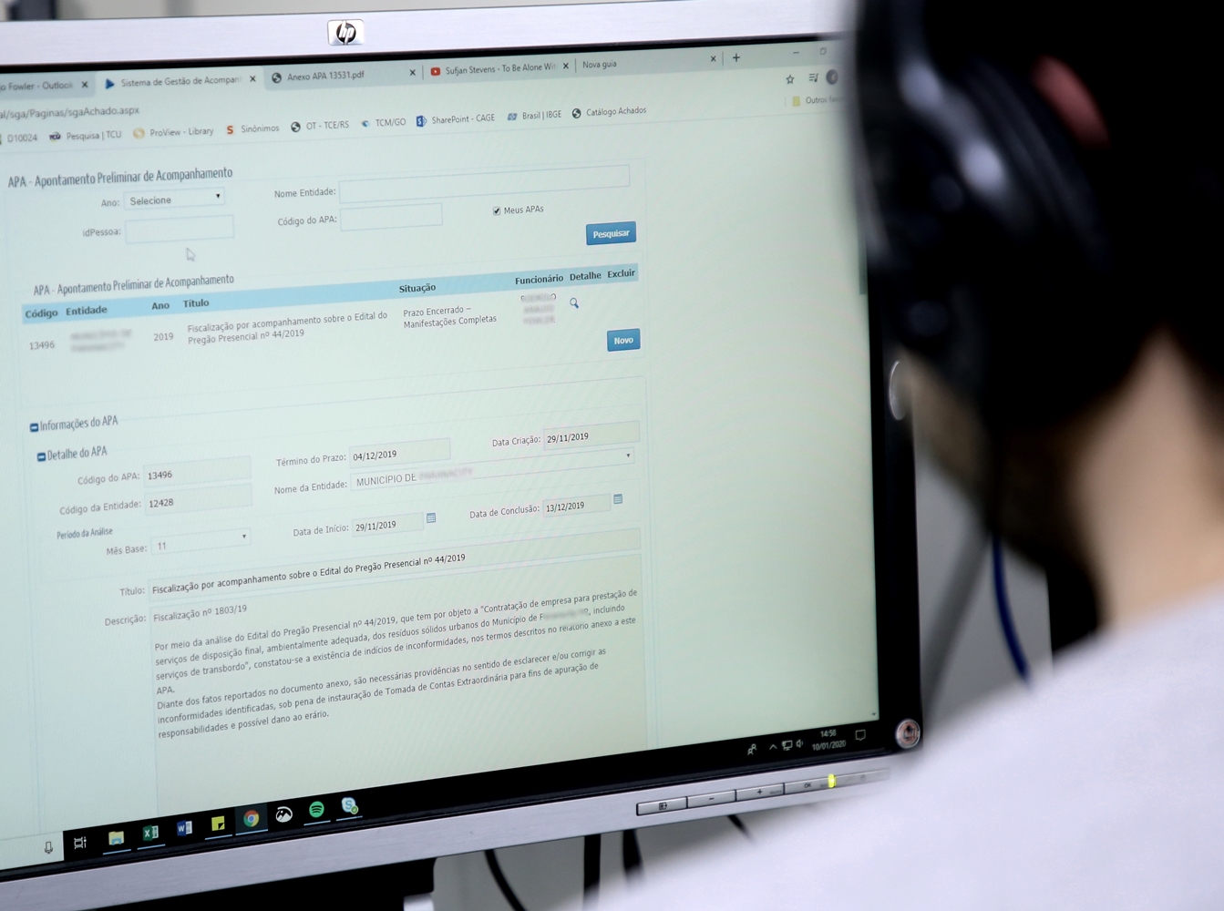 Fiscalização preventiva: servidor da Coordenadoria de Acompanhamento de Atos de Gestão (CAGE) do TCE-PR emite Apontamento Preliminar de Acompanhamento (APA) cobrando medidas corretivas em edital de licitação de município paranaense. Foto: Wagner Araújo/Divulgação TCE-PR