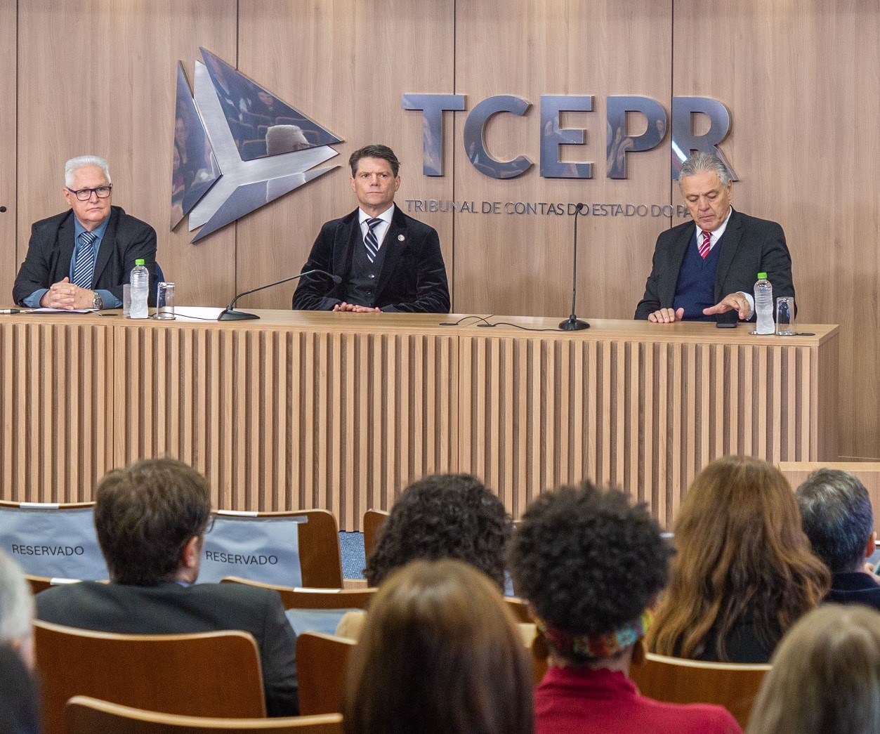 O presidente do Tribunal de Contas do Estado do Paraná, conselheiro Ivens Linhares, o procurador-geral do Ministério Público de Contas, Gabriel Guy Léger, e o jurista Edgar Guimarães no evento comemorativo ao aniversário de 63 anos do MPC-PR, realizado no auditório do TCE-PR nesta sexta-feira (27 de junho)