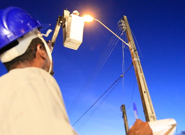 Instalação de luminárias em via pública. Foto: Divulgação