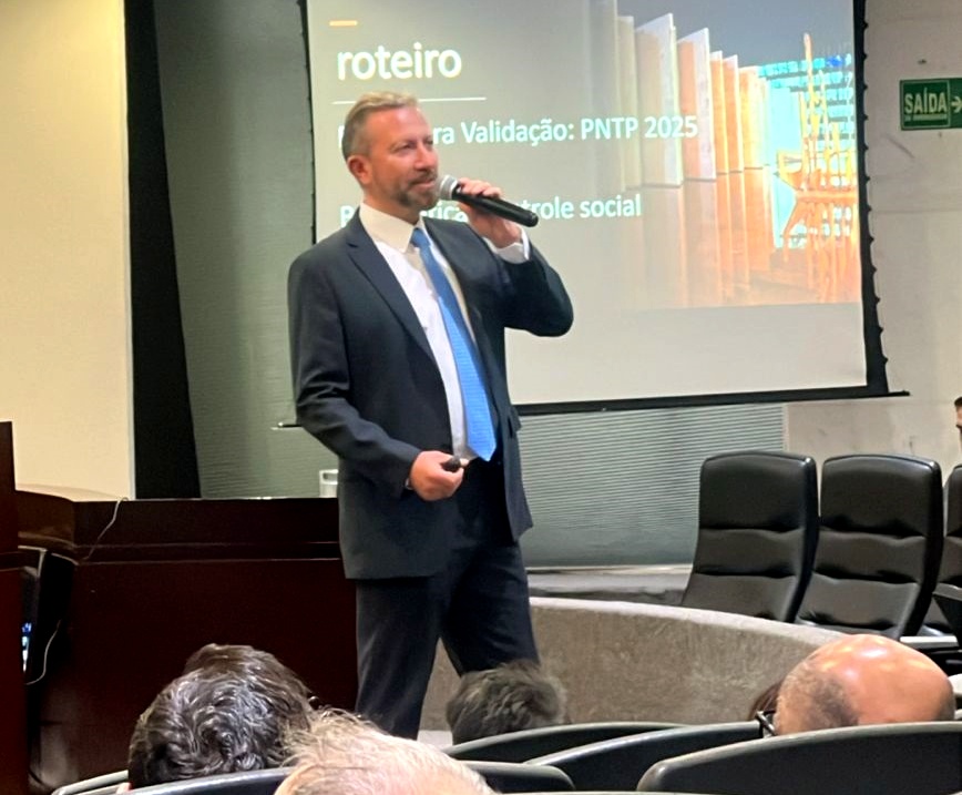 O auditor de controle externo do TCE-PR Fábio Rosenfeld, em capacitação da equipe que fará a aferição do Programa Nacional de Transparência Pública (PNTP) em 2025, realizada em Brasília. Foto: TC-DF/Divulgação