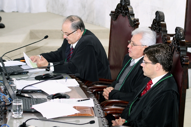 O conselheiro Artagão de Mattos Leão relata processo no Pleno do TCE-PR. Foto: Wagner Araújo/Divulgação TCE-PR