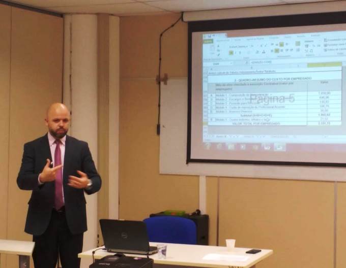 O analista de controle Gihad Menezes ministra curso sobre gestão e fiscalização de contratos a servidores do TCE-PI. Foto: Divulgação/TCE-PR
