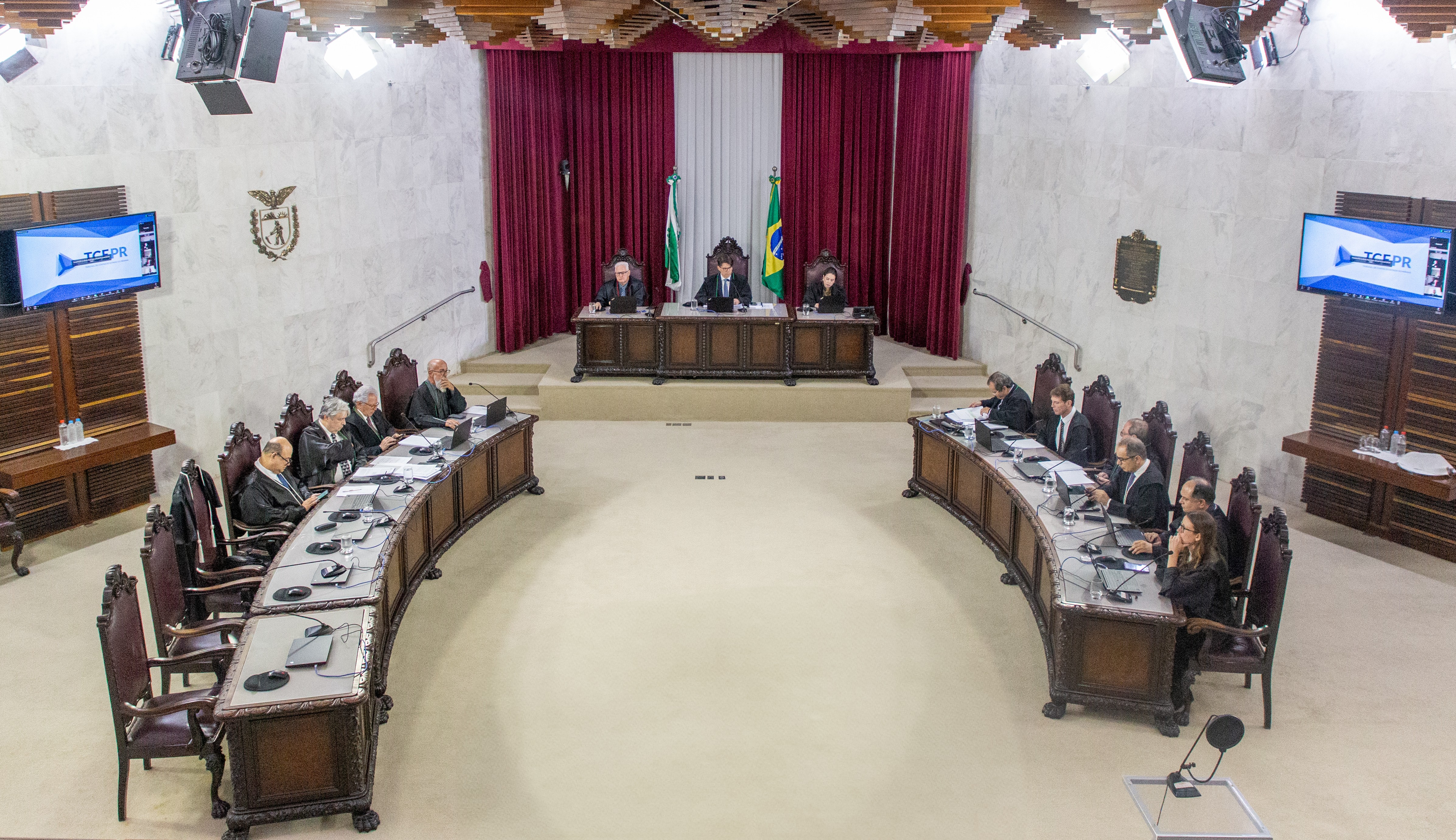 Conselheiros reunidos em Sessão do Tribunal Pleno do TCE-PR