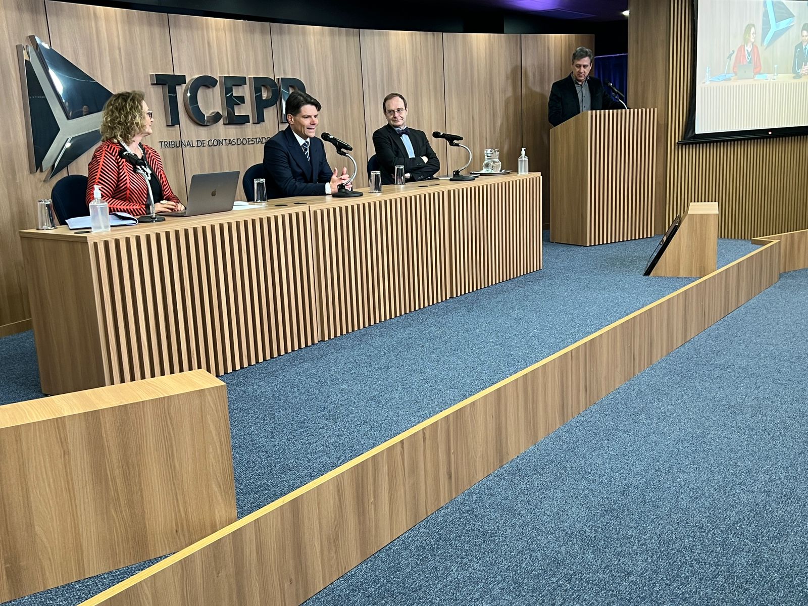 Da esquerda para a direita: a procuradora aposentada do MPC-PR Angela Costaldello, o conselheiro do TCE-PR Ivens Linhares  e o professor de Direito Administrativo da Università Luigi Bocconi, de Milão, Fabrizio Fracchia. Foto: Divulgação/TCE-PR