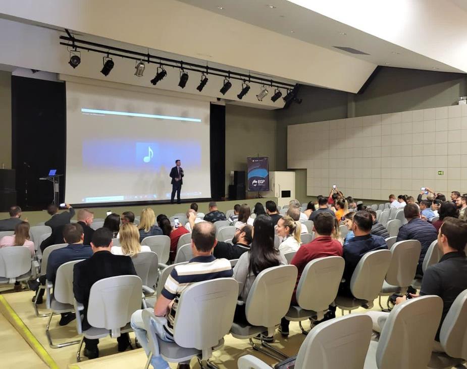 Participantes do curso "Desjudicialização de Executivo Fiscal" realizado no Sesi de Pato Branco nesta terça-feira (26 de abril). Foto: TCE-PR/Divulgação