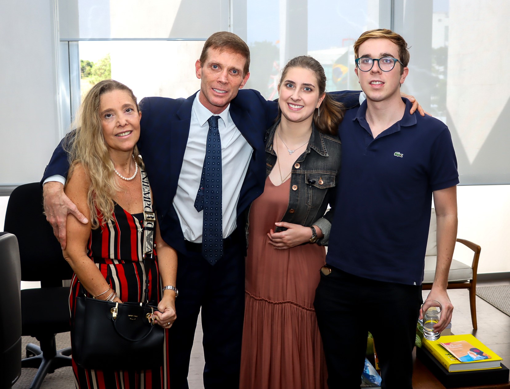 A esposa, Giovana, e filhos, Jéssica e Raffael, prestigiaram a homenagem recebida pelo conselheiro Fabio Camargo, no TCE-PR. Foto: Fabiano Contador/ Divulgação TCE-PR