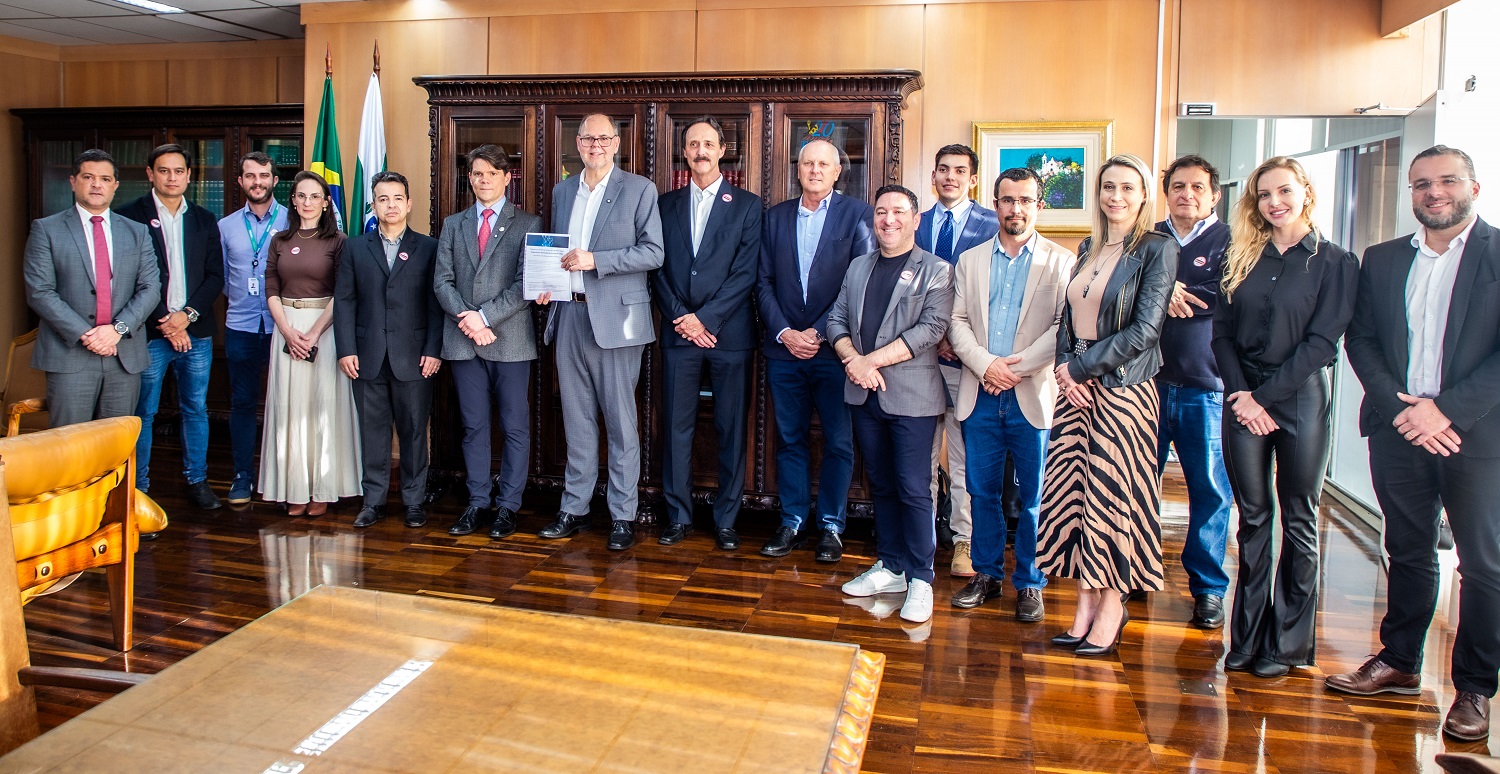 O presidente do Tribunal de Contas do Estado do Paraná (TCE-PR), conselheiro Ivens Linhares, assina Termo de Cooperação com o secretário de Estado da Inovação e Inteligência Artificial (Seia-PR), Alex Canziani, na sede da Corte nesta terça-feira (2 de setembro)