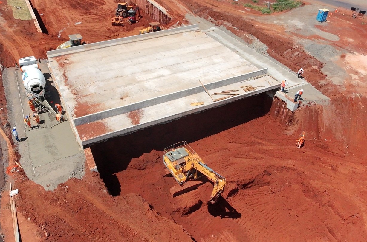 Obra de viaduto na PR-445, no acesso ao distrito de Lerroville, Município de Londrina