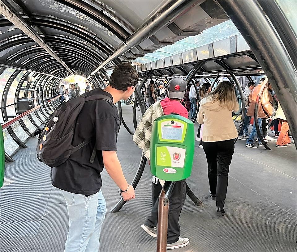 Estação-tubo do sistema de transporte coletivo de Curitiba: sistema é alvo de auditoria do TCE-PR. Foto: TCE-PR/Divulgação