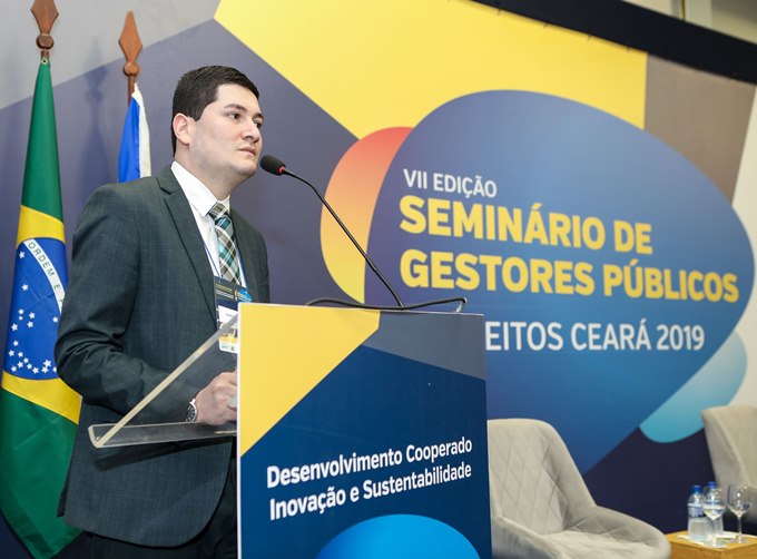 O ouvidor do TCE-PR, Patrick Machado, profere palestra no 7º Seminário de Gestores Públicos - Prefeitos Ceará 2019, em Fortaleza. Foto: Divulgação