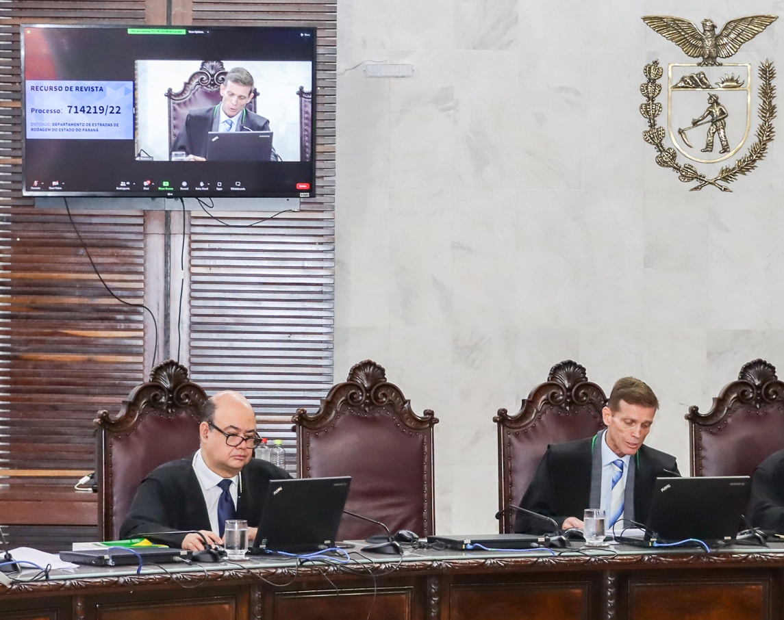 O conselheiro Fabio Camargo (à direita da foto) relata processo em sessão do Tribunal Pleno do TE-PR. Foto: Fabiano Contador/TCE-PR