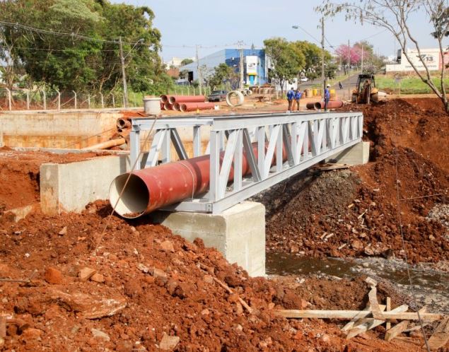 Obra da construção de ponte sobre o Córrego Mandacaru, na Avenida Alexandre Rasgulaeff, executada pela Prefeitura de Maringá com recursos do Banco Interamericano de Desenvolvimento (BID). Foto: Márcio Nakai/Divulgação - Prefeitura de Maringá