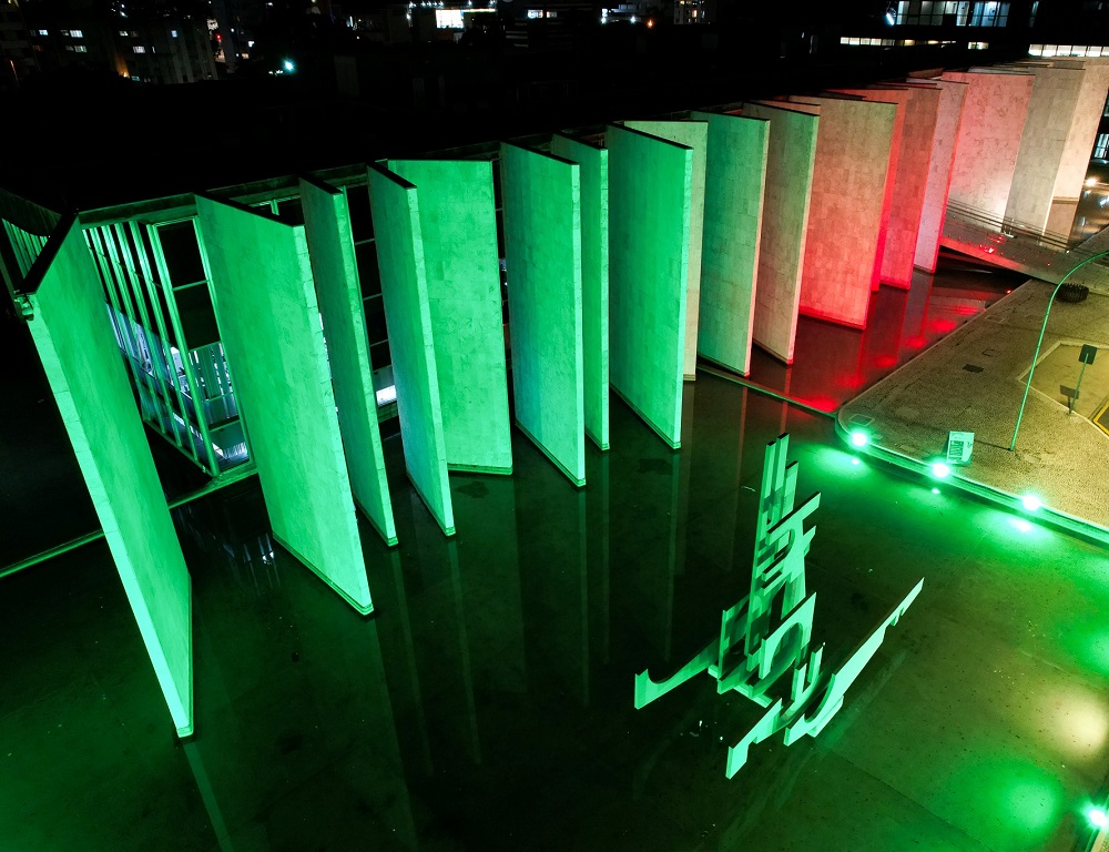 Edifício-Sede do TCE-PR, em Curitiba, iluminado com as cores da bandeira do Rio Grande do Sul, em solidariedade às vítimas da enchente naquele estado. Fabiano Contador/TCE-PR