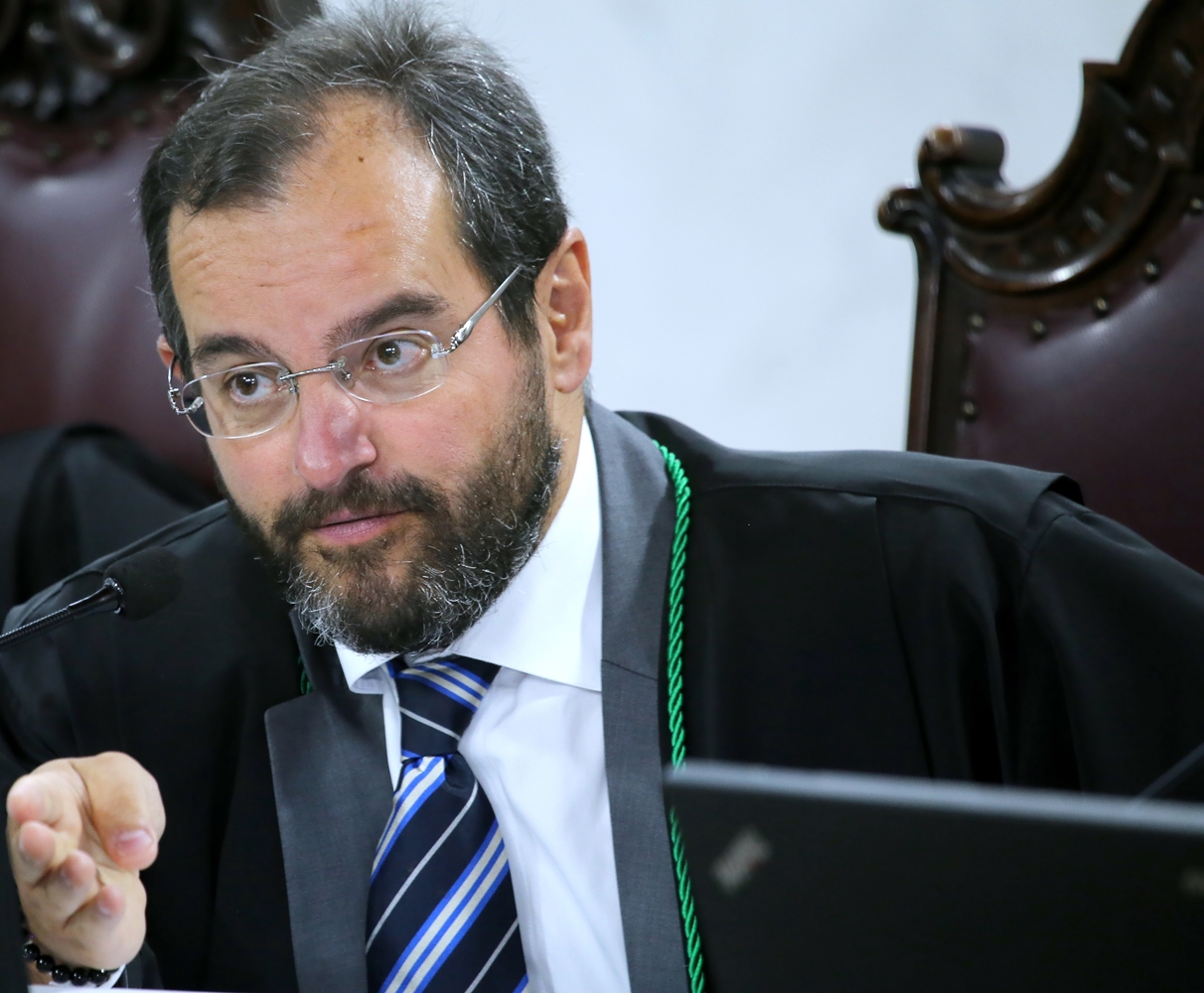 O conselheiro Ivan Bonilha relata processo em sessão do Tribunal Pleno do TCE-PR. Foto: Wagner Araújo/Divulgação TCE-PR