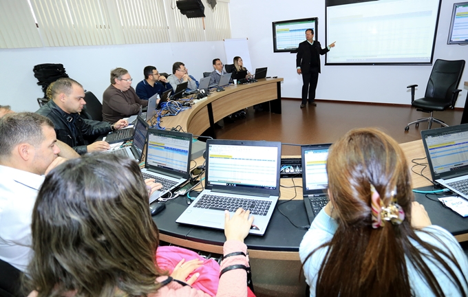 Paulo Feijó ministra oficina sobre Elaboração de Metas Fiscais, na 1ª Semana da Contabilidade Pública do TCE-PR.