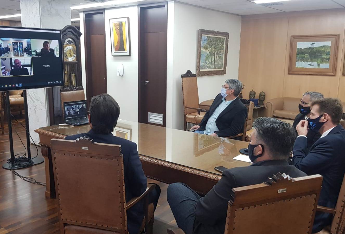 Acompanhado de diretores, o presidente do TCE-PR, conselheiro Fabio Camargo, participa de reunião com o reitor, Ricardo Marcelo Fonseca, e servidores da Universidade Federal do Paraná, sobre a vacina contra a Covid-19 desenvolvida pela universidade. Foto: Renyere Trovão/Divulgação TCE-PR