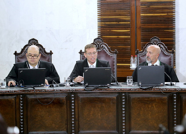 O relator das contas do governador - exercício de 2016, conselheiro Fabio Camargo, lê seu relatório e proposta de voto