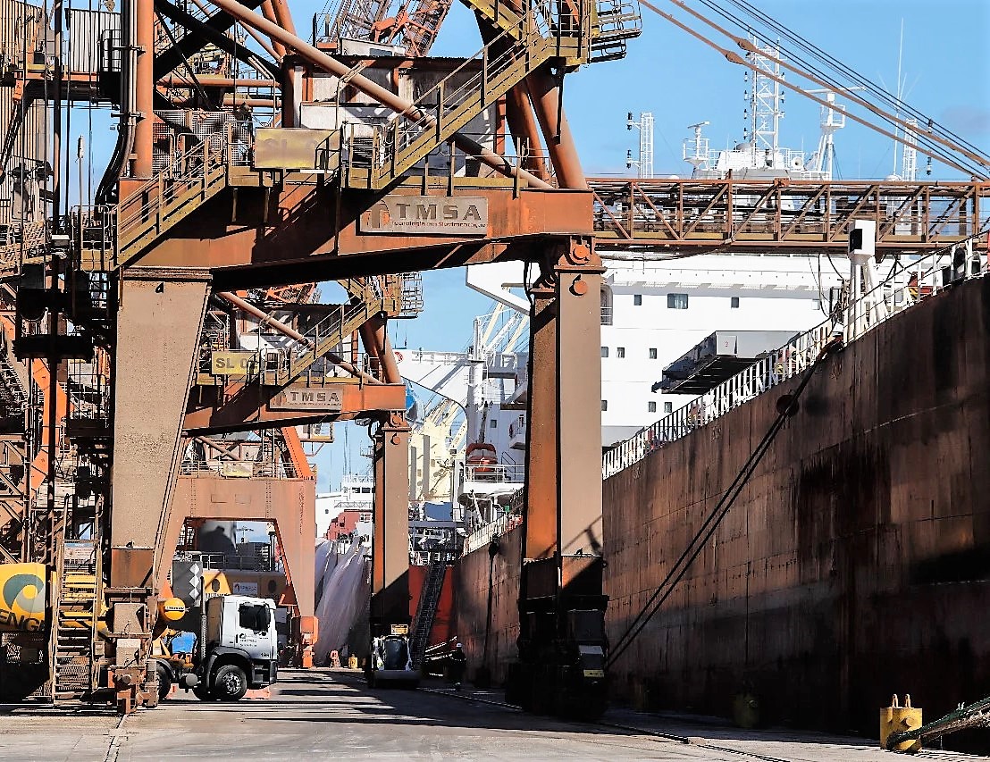 Carregamento de navio graneleiro no Porto de Paranaguá. Foto: Rodrigo Félix Leal/Administração dos Portos de Paranaguá e Antonina - Divulgação