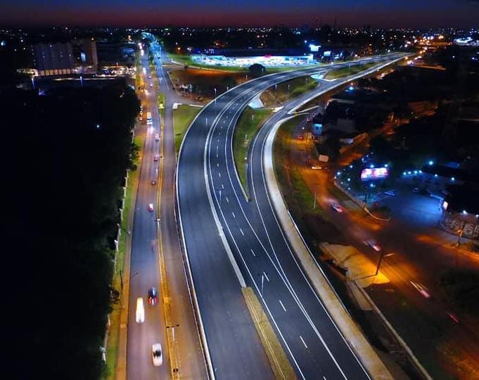 Trecho urbano da rodovia federal BR-277 em Foz do Iguaçu, com o viaduto da Avenida Costa e Silva em primeiro plano. Foto: Divulgação