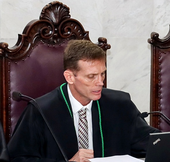 O conselheiro Fabio Camargo relata processo em sessão plenária presencial do Tribunal Pleno do TCE-PR, realizada às quartas-feiras, a partir das 14h. Foto: Diretoria de Comunicação Social/TCE-PR