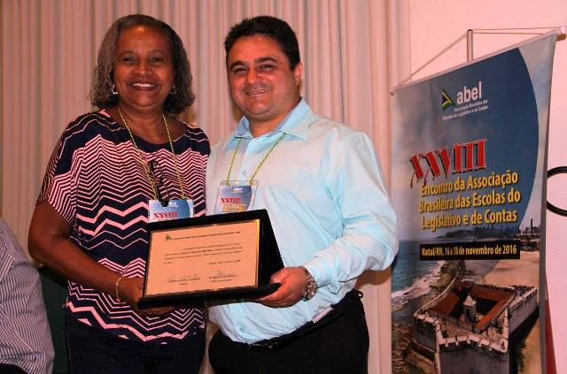 O analista de controle Anderson Saladino, supervisor de Capacitação da Escola de Gestão Pública, recebe o Prêmio de Educação a Distância, conferido ao TCE-PR pela Associação Brasileira das Escolas do Legislativo e de Contas. Foto: Divulgação