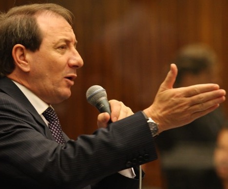 O conselheiro do TCE-PR Augustinho Zucchi em discurso no plenário da Assembleia Legislativa do Paraná, quando ocupava mandato de deputado estadual. Foto: Alep/Divulgação