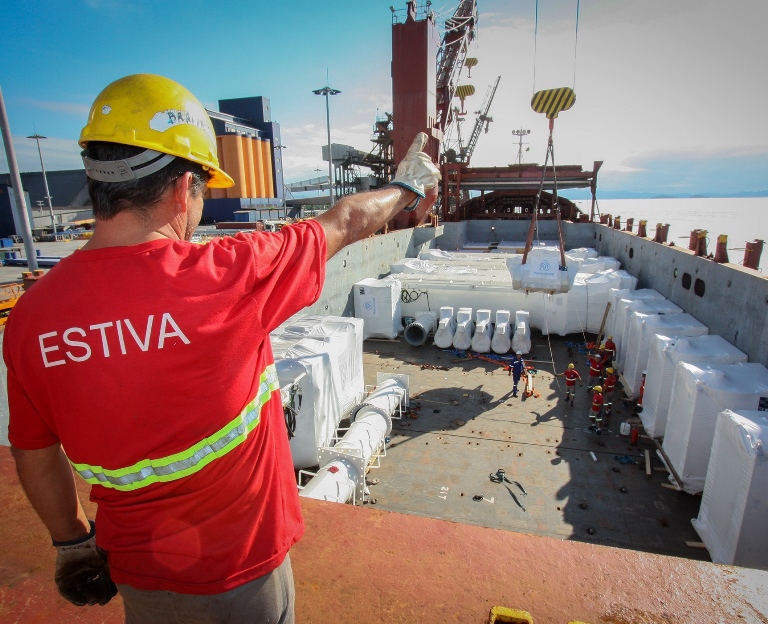 Todos os dias, em média, cerca de mil pessoas chegam para trabalhar no Porto de Paranaguá. São funcionários da empresa pública, servidores das empresas operadoras portuárias, motoristas, prestadores de serviços e trabalhadores portuários avulsos, os chamados TPAs.  -  Paranaguá, 30/04/2019  -  Foto: Claudio Neves?APPA