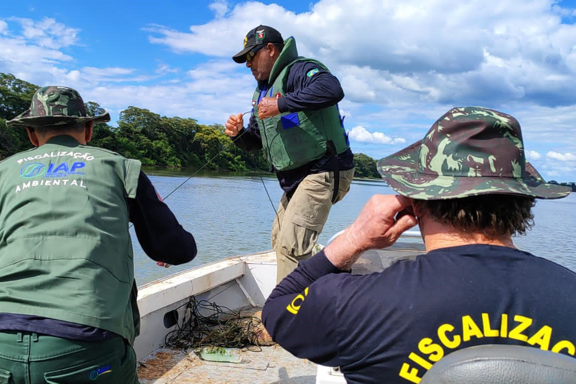 Servidores do Instituto Água e Terra do Paraná (IAT-PR), em fiscalização sobre restrições à pesca na piracema, período de reprodução dos peixes