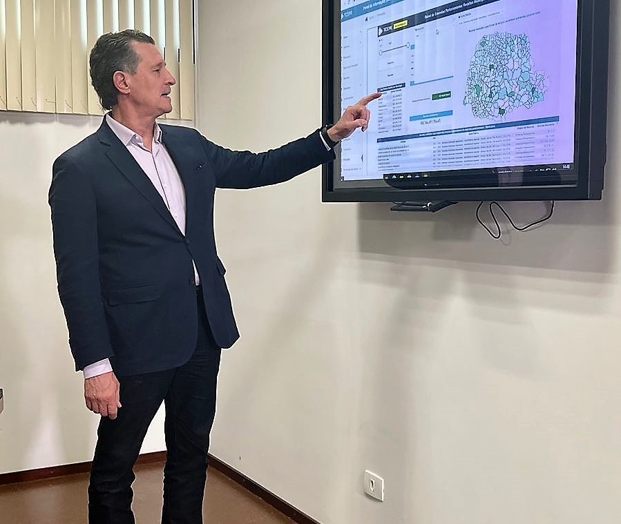 O coordenador-geral de Fiscalização, Djalma Riesemberg Junior, apresenta o painel interativo sobre os valores transferidos ao Estado e aos 399 municípios do Paraná por meio de emendas parlamentares ao orçamento anual da União. Foto: Divulgação/TCE-PR