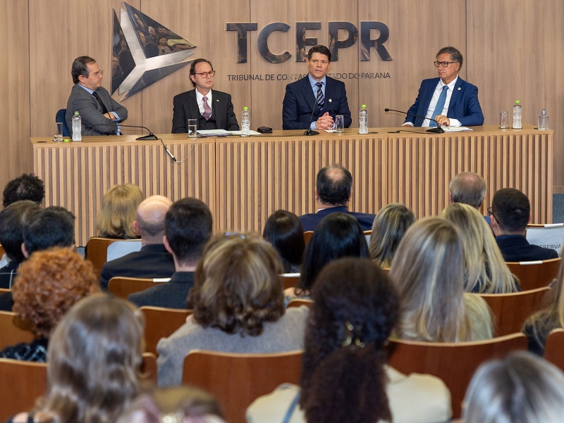 Mesa de abertura da solenidade em comemoração aos 78 anos do Tribunal de Contas do Estado do Paraná (da esquerda para a direita): o vice-presidente do TCE-PR, conselheiro Ivan Bonilha; o ministro do STJ Joel Ilan Paciornik; o presidente do TCE-PR, conselheiro Ivens Linhares; e o  diplomata Celso de Tarso Pereira. Foto: Mauro Beghetto Penteado/TCE-PR