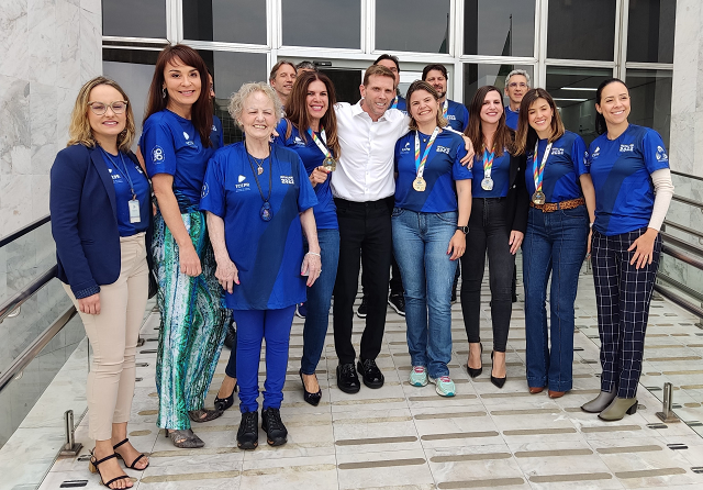 Parte da delegação de servidores que participaram da Olimpíada dos TCs, com o presidente Fabio Camargo. Foto: Edilson Perucelli/TCE-PR