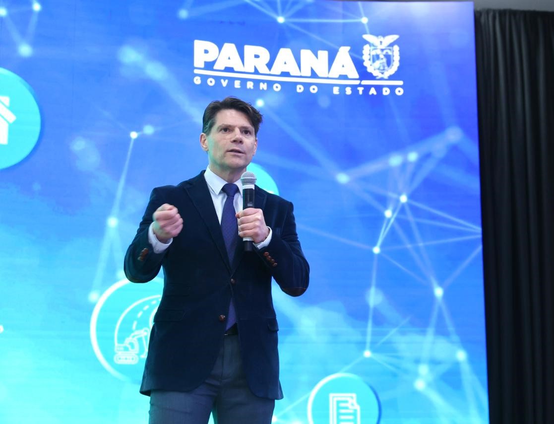O presidente do Tribunal de Contas do Paraná (TCE-PR), conselheiro Ivens Linhares, participou, nesta segunda-feira (27 de outubro), do lançamento oficial da terceira edição da Jornada BIM Paraná: Presente e Futuro das Obras Públicas. O evento, promovido pelo governo estadual, foi realizado no Salão de Atos do Palácio Iguaçu.