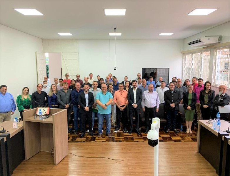 O conselheiro Fernando Guimarães com o público de palestra sobre a Nova Prestação de Contas Municipal (Nova PCA), realizada na Câmara Municipal de Santo Antônio do Sudoeste. Foto: Divulgação/TCE-PR