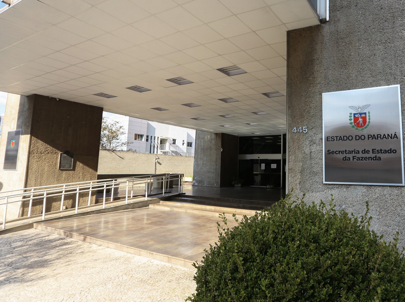 Entrada do edifício, em Curitiba, onde está instalada a Secretaria de Estado da Fazenda do Paraná. Foto: Agência Estadual de Notícias/Divulgação