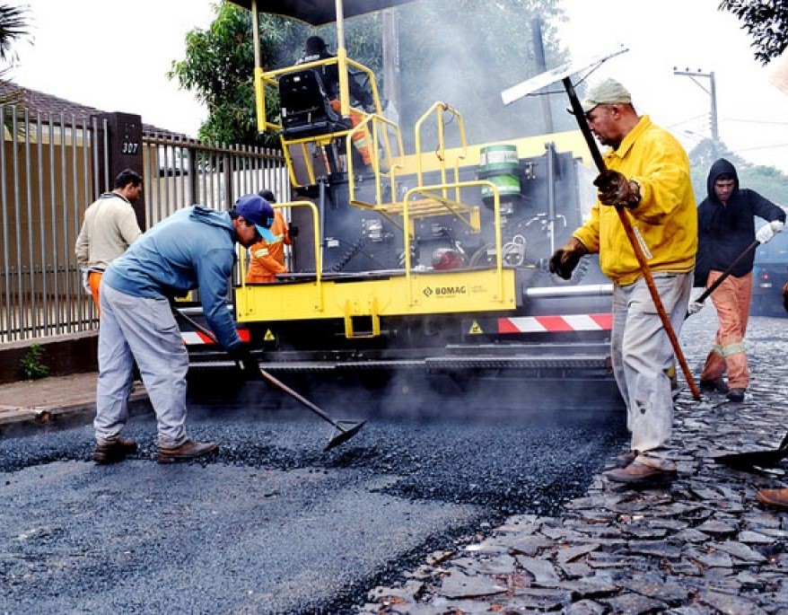 Obra de pavimentação realizada pela Prefeitura de Foz do Iguaçu. Foto: Divulgação