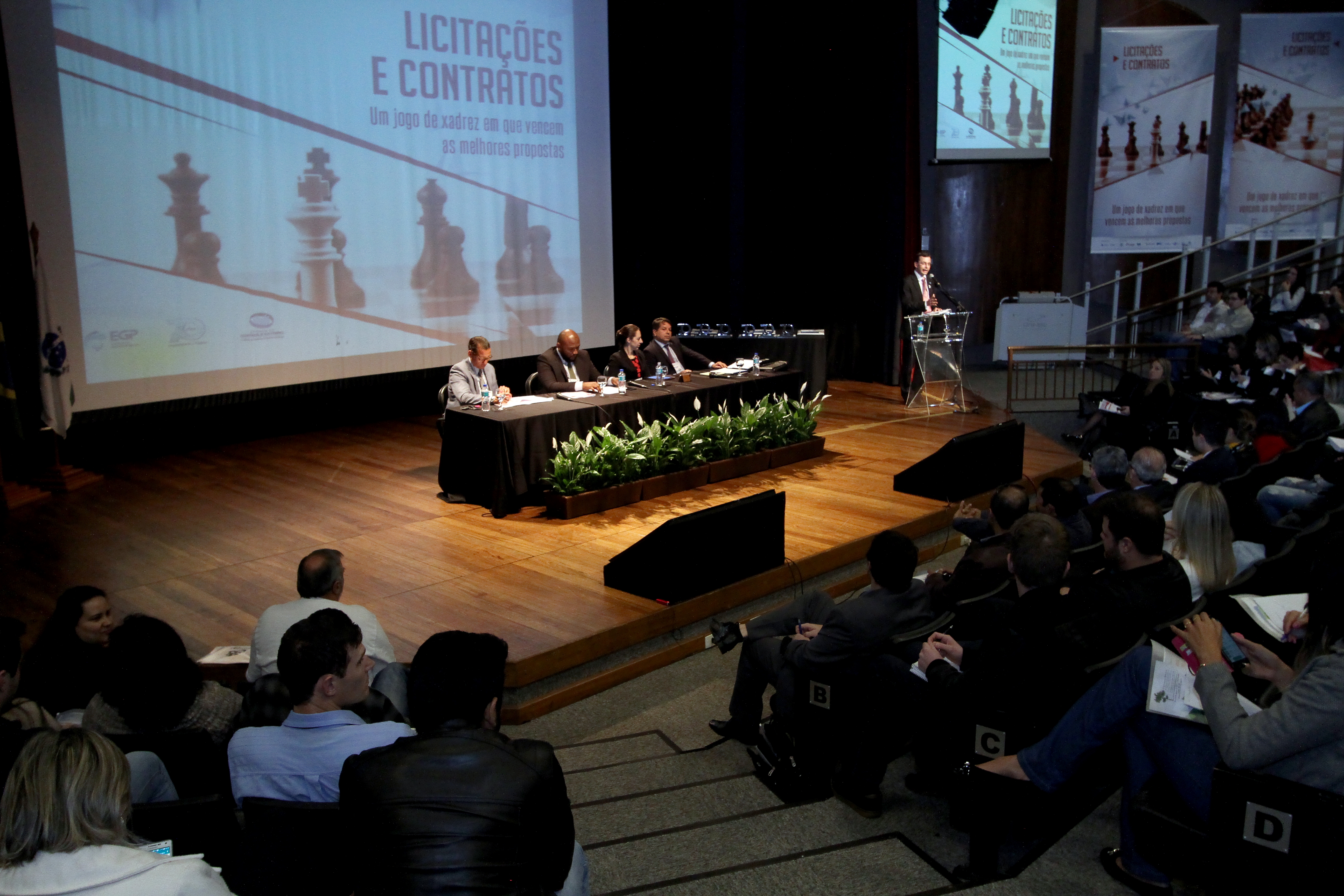 Licitações e Contratos foi um dos temas de painel do 2º Fórum de Controle Externo do TCE-PR, realizado, em Curitiba, entre os dias 28 e 29 de junho. Foto: Wagner Araújo/Divulgação TCE-PR